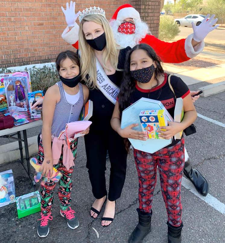 Santa and Miss Arcadia helping the kids